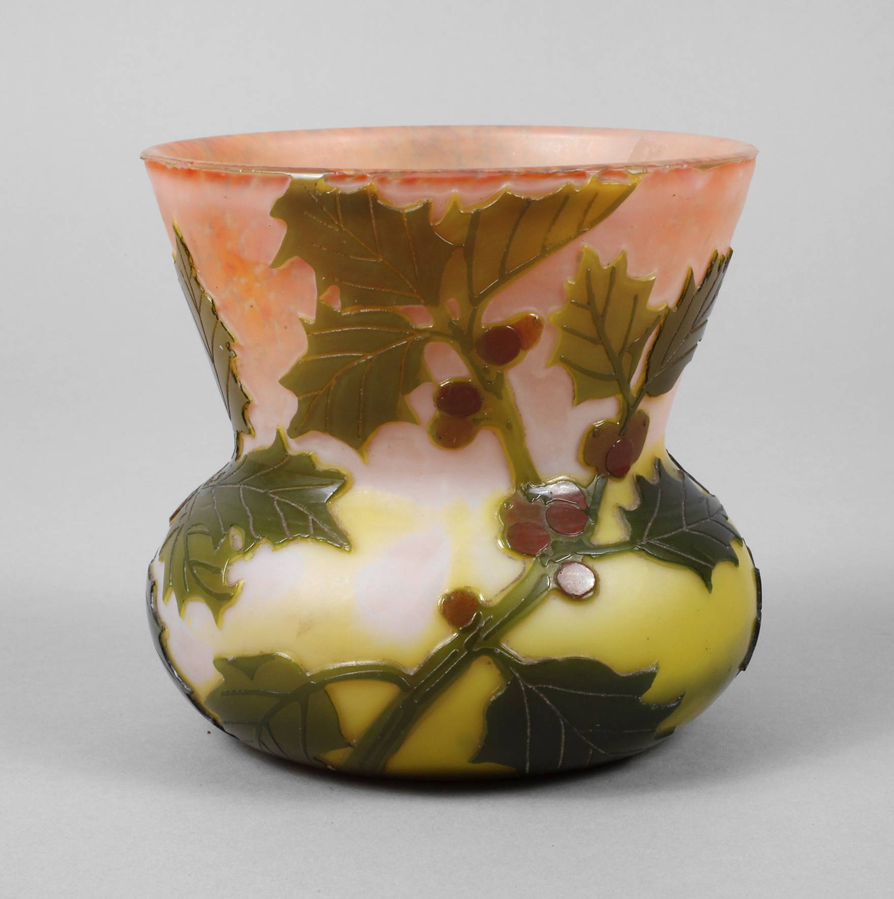 Ätzglasvase mit Ilexzweigen