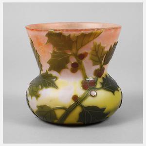 Ätzglasvase mit Ilexzweigen