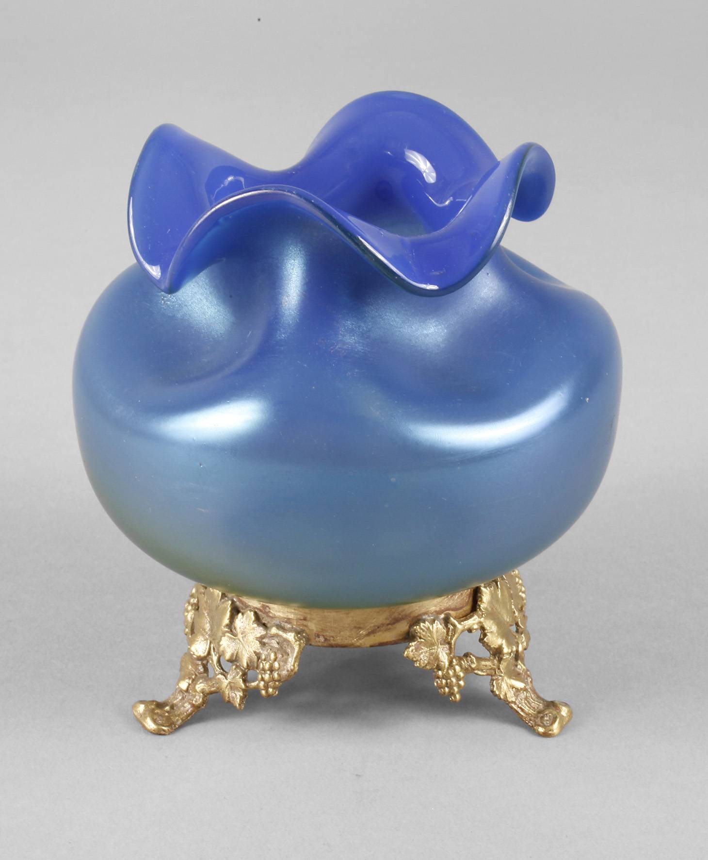 Loetz Wwe. Vase mit Bronzefuß