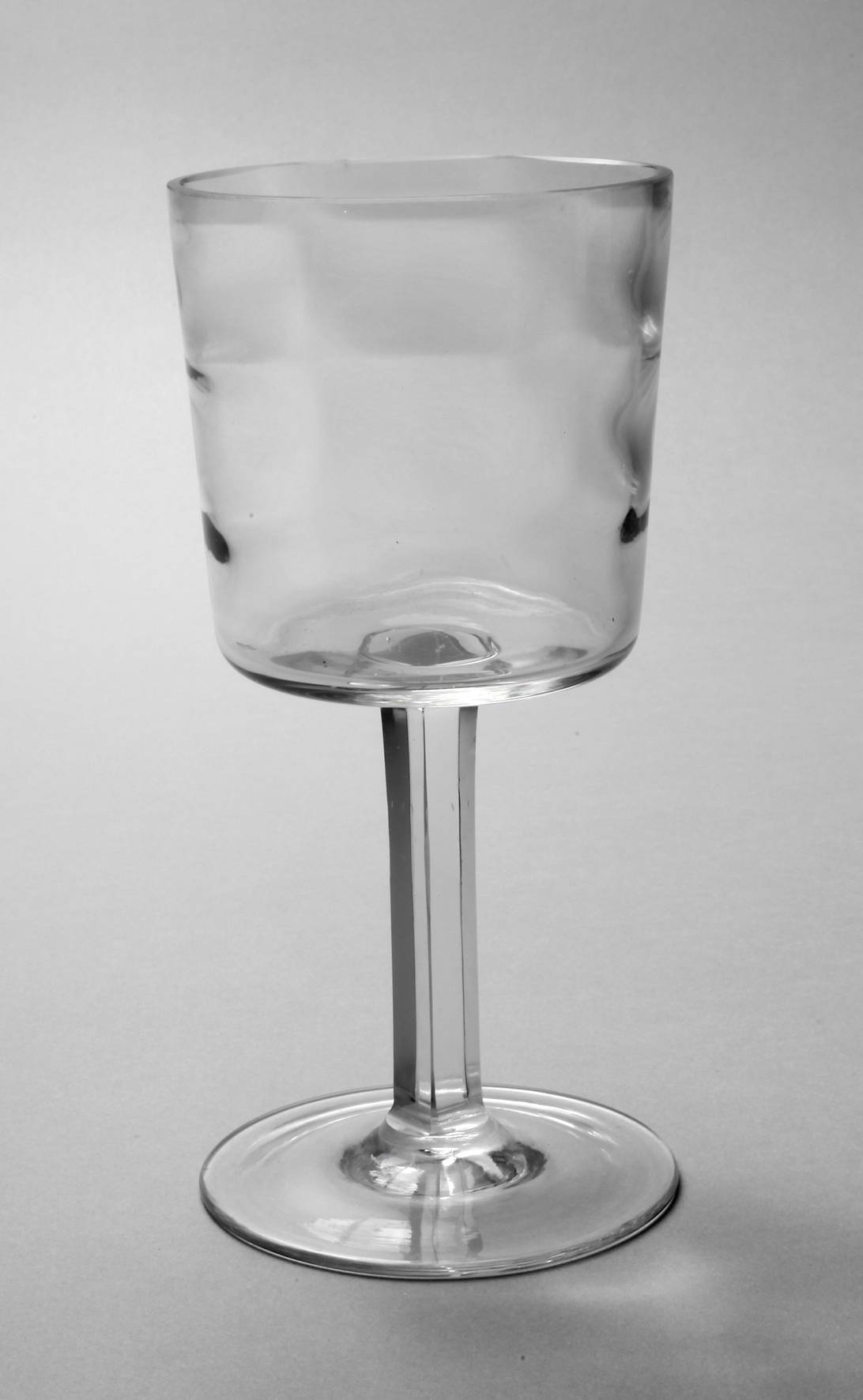 Großes Trinkglas mit eckigem Stiel