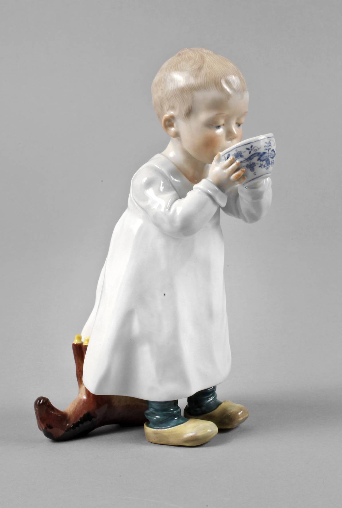 Meissen ”Kind, aus einer Tasse trinkend”