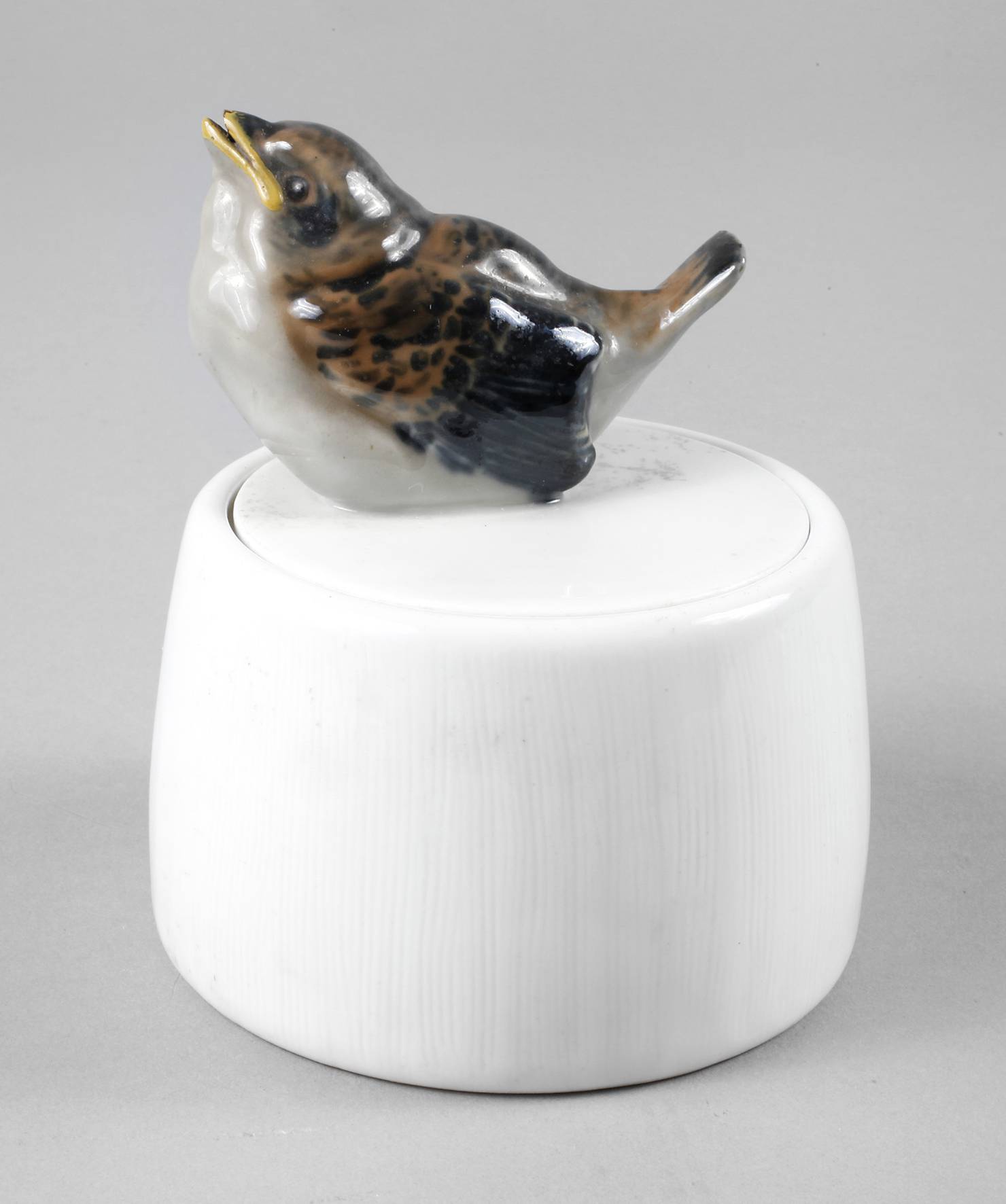 Meissen ”Spatz auf Dose”