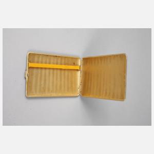 Zigarettenetui und Feuerzeug im Etui