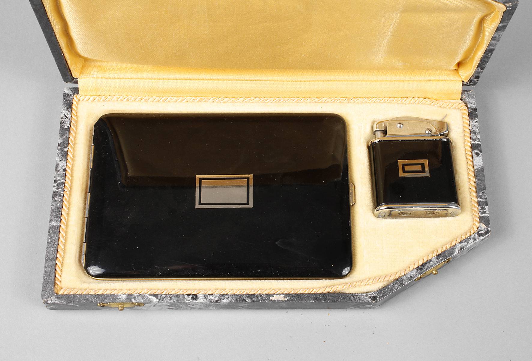 Zigarettenetui und Feuerzeug im Etui