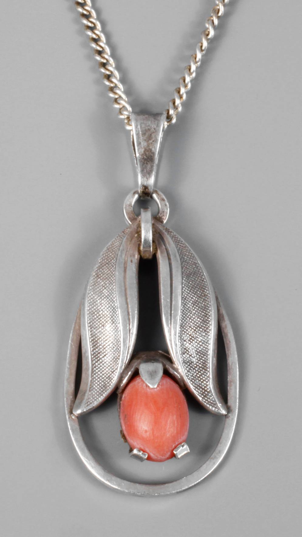 Art déco-Anhänger an Kette