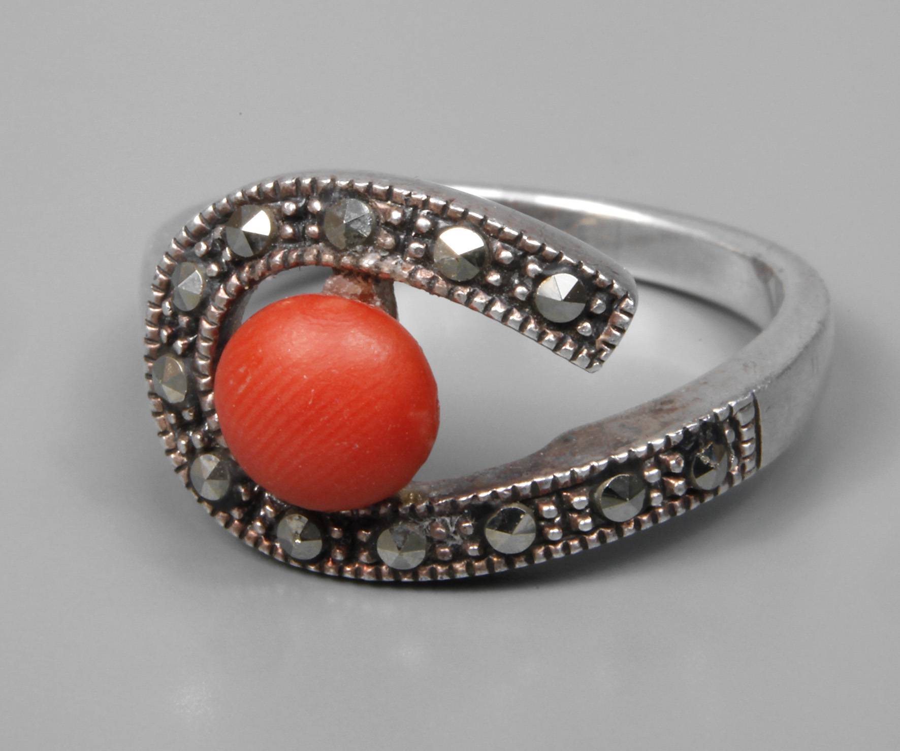 Damenring Art déco mit Koralle