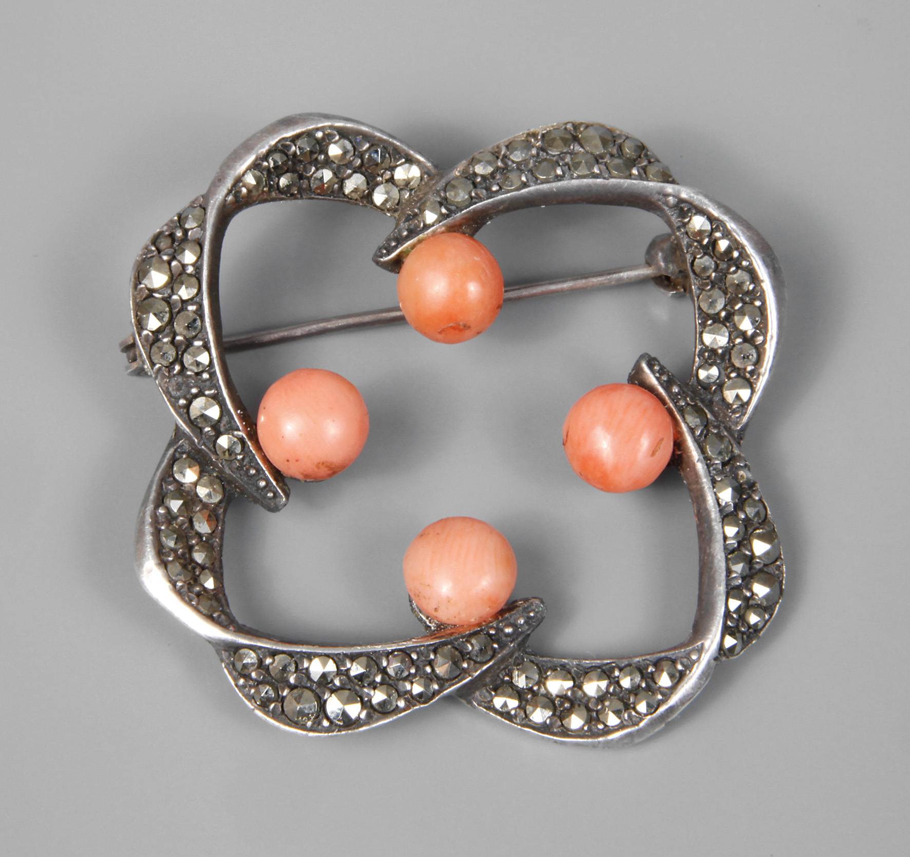 Brosche mit Korallen und Markasiten