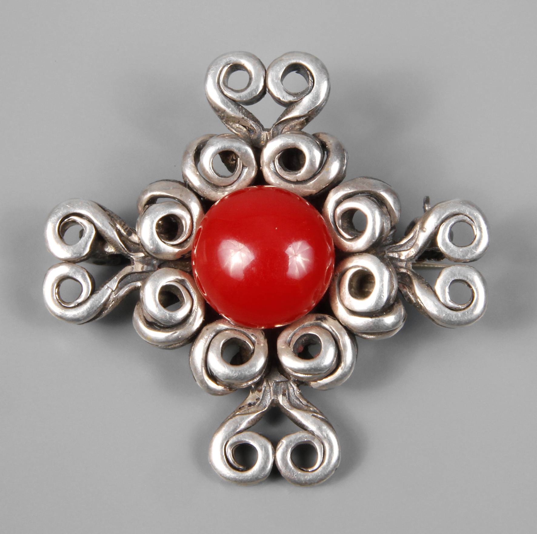 Helmut von Kleist Brosche mit Koralle