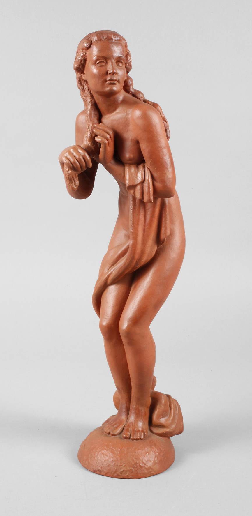 Keramos Wien stehender weiblicher Akt