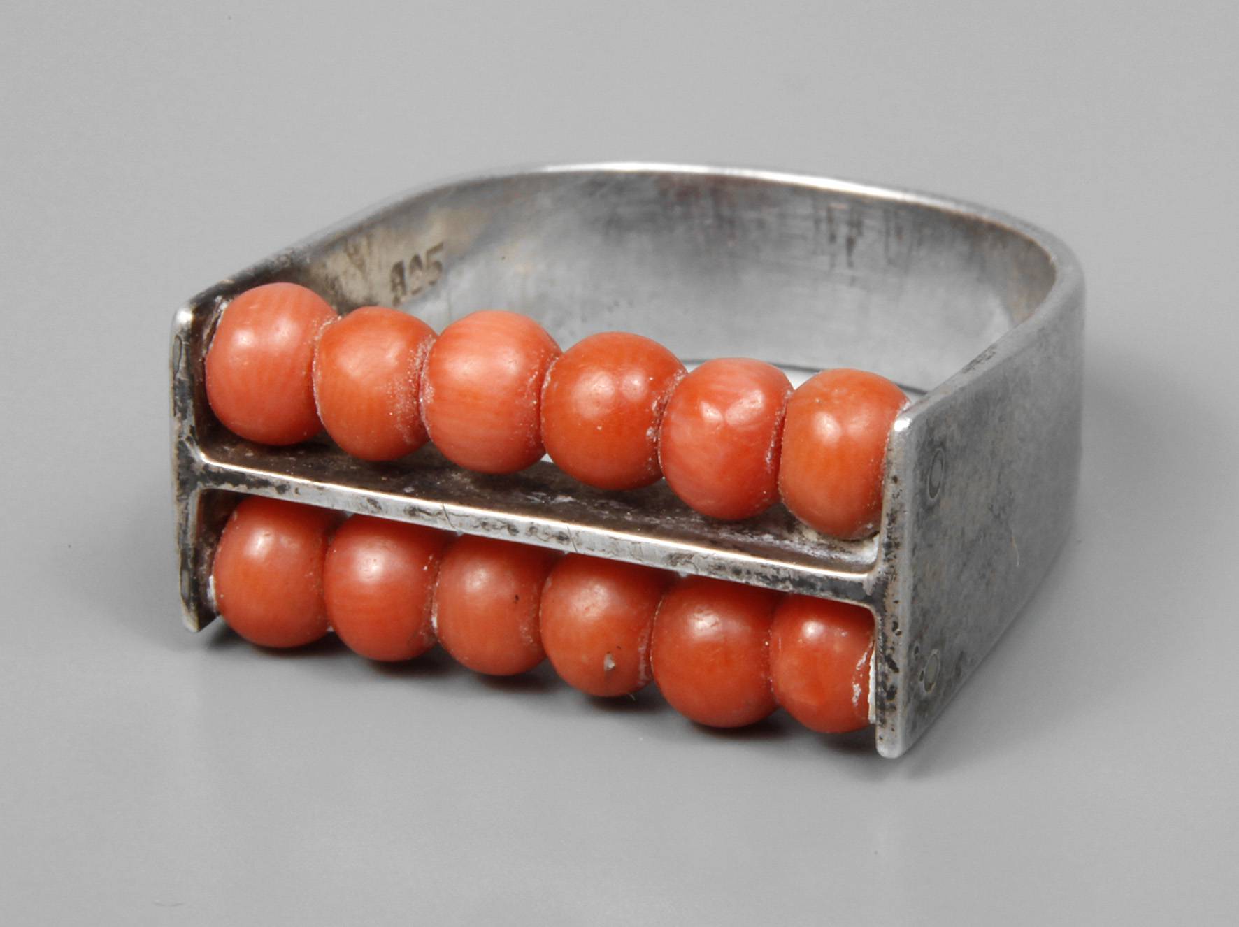 Designring mit Korallen