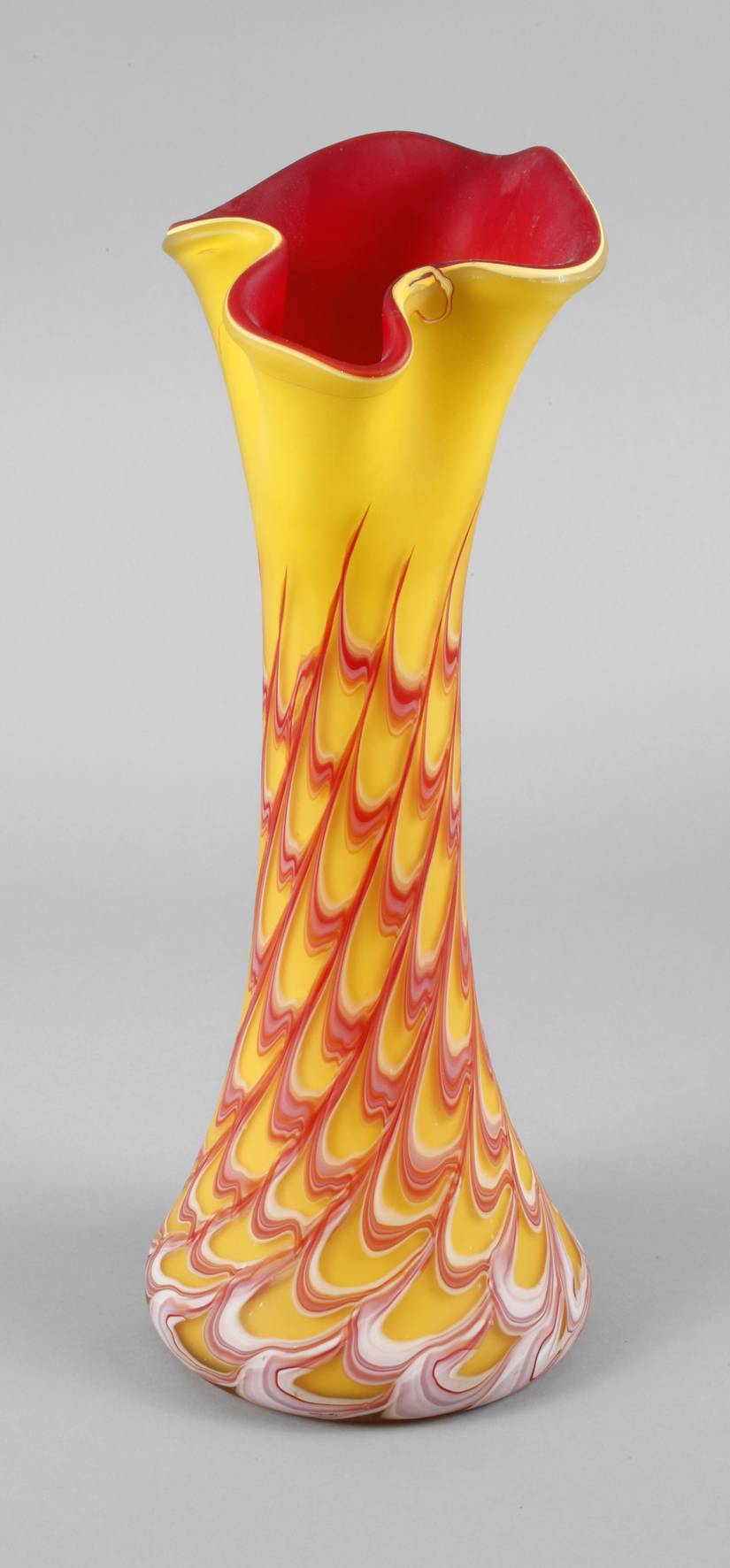 Vase mit Fadenauflage