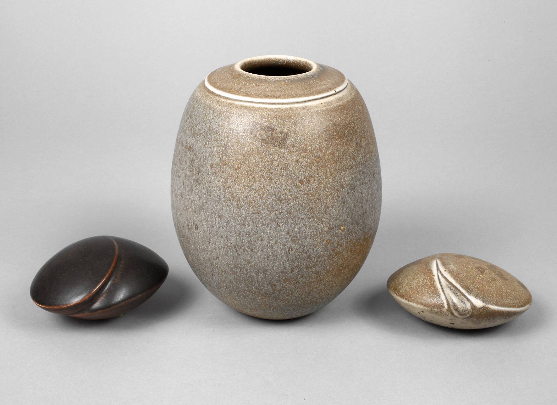 Antje Wiewinner Vase und zwei Keramikobjekte