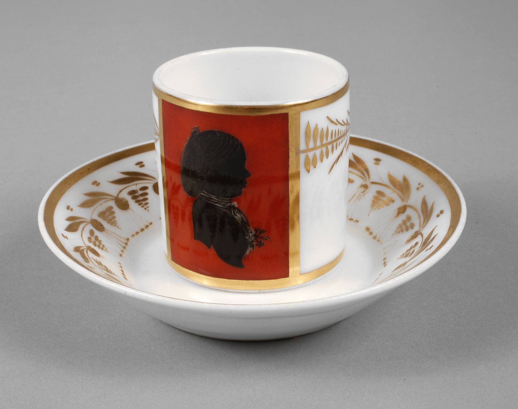 Vitrinentasse mit Schattenriss