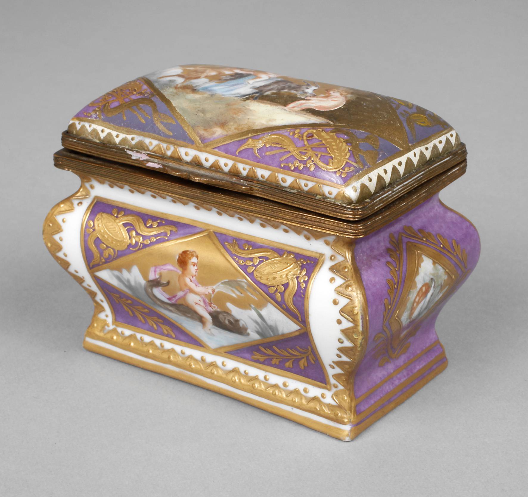 Deckeldose in Truhenform