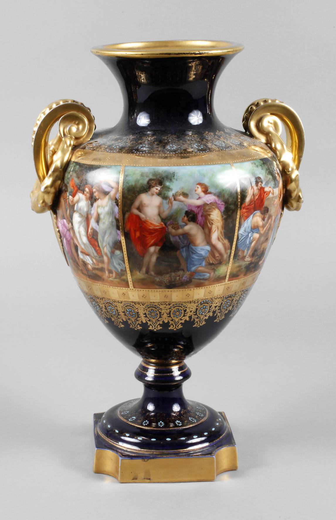 Prunkvase im Wiener Stil