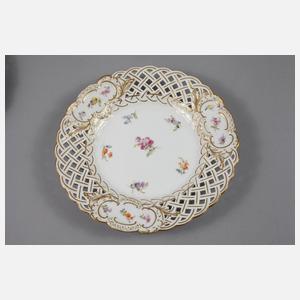 Meissen sechs Durchbruchteller und Schale ”Gestreute Blümchen”