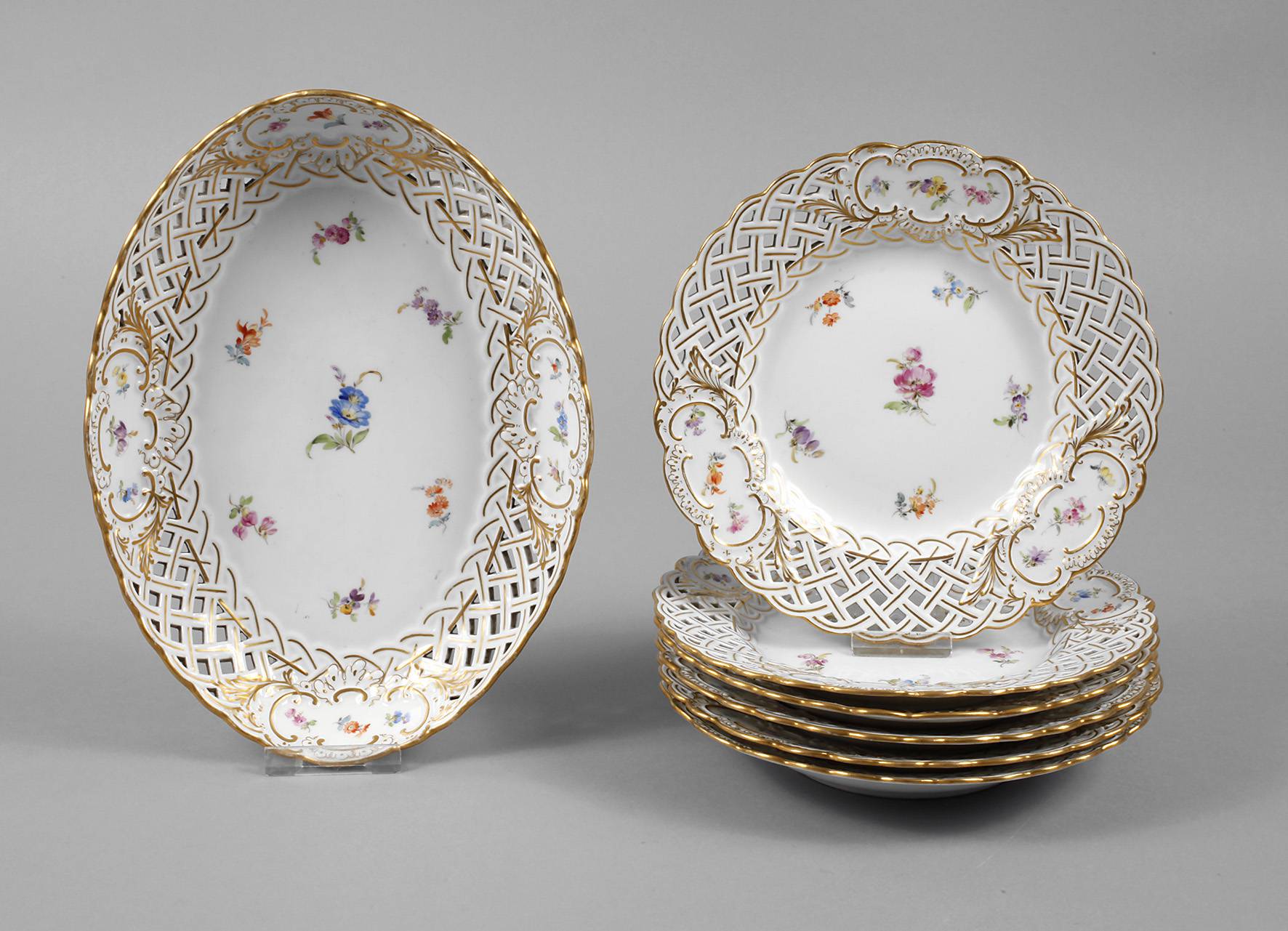 Meissen sechs Durchbruchteller und Schale ”Gestreute Blümchen”