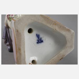 Meissen Amorette ”Un me suffit – Eines genügt mir”