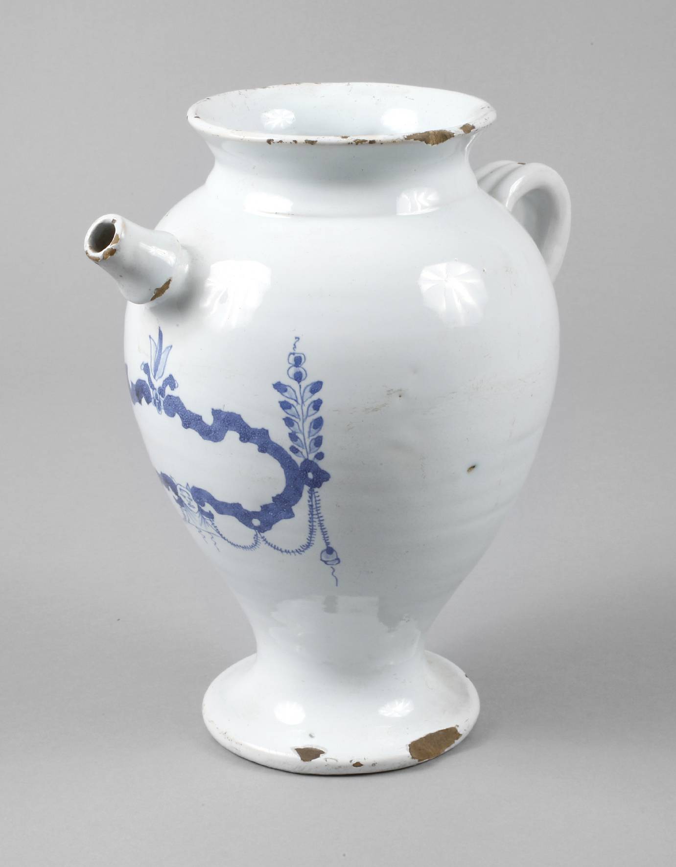 Italienische Fayencekanne