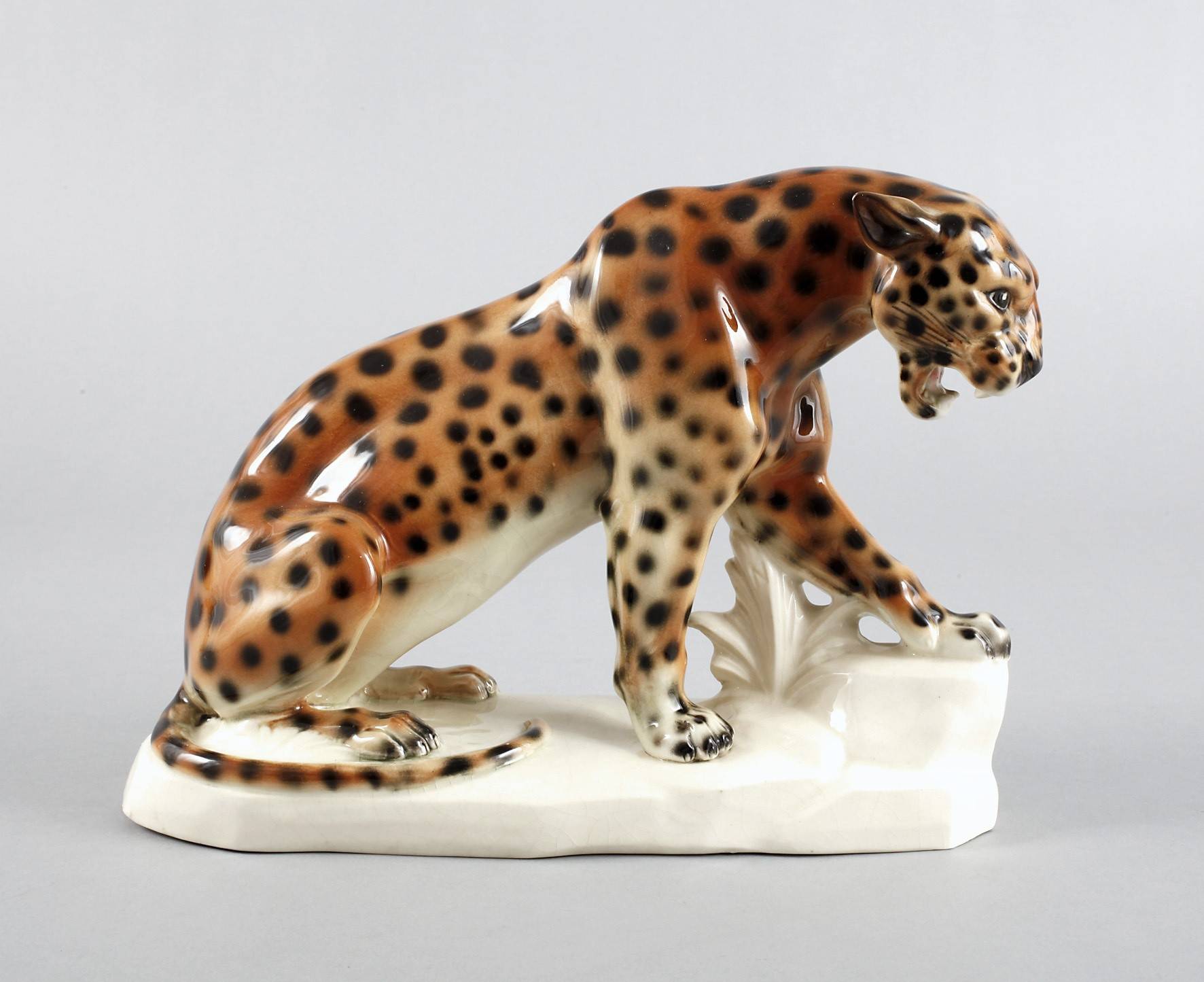 Sitzendorf Leopardenplastik