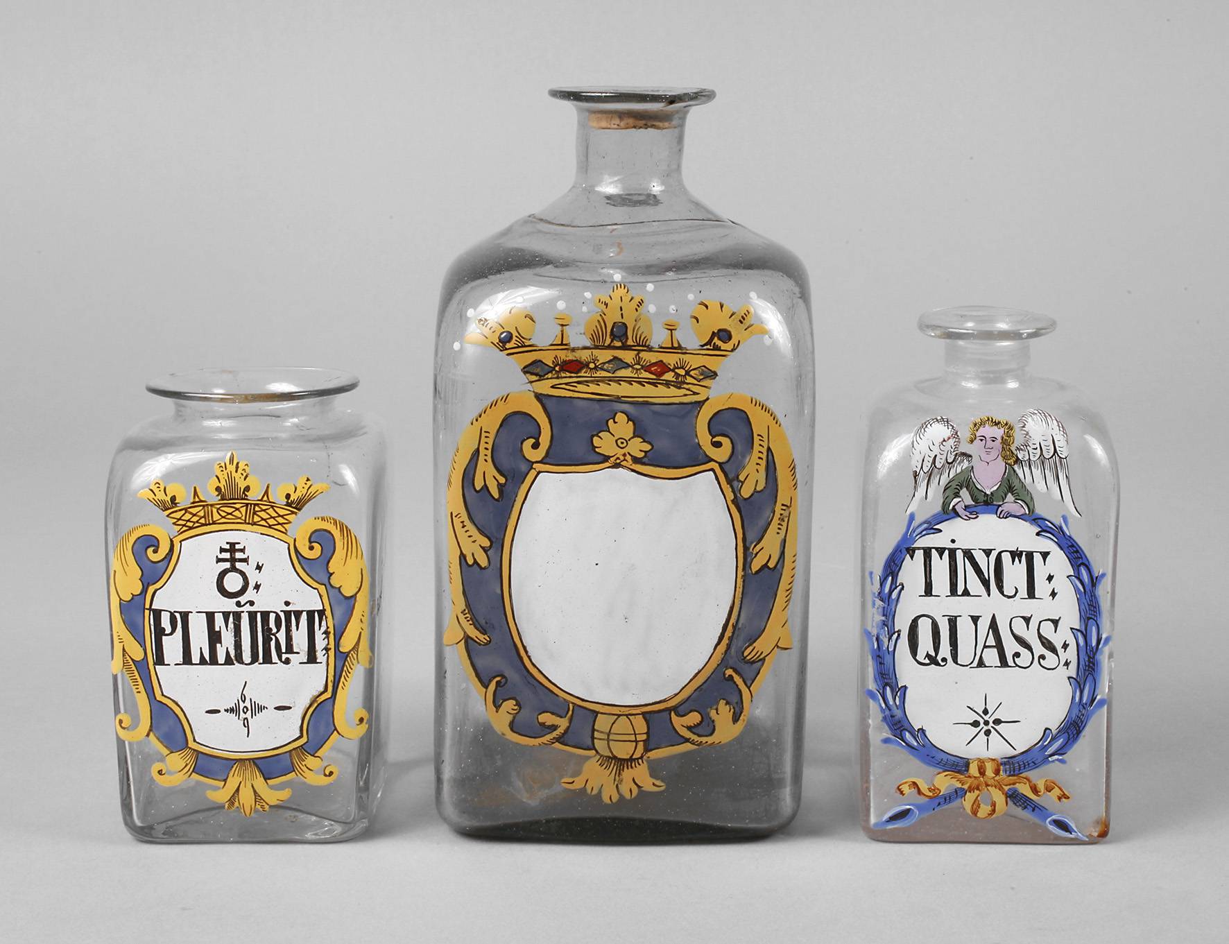 Drei Apothekengefäße