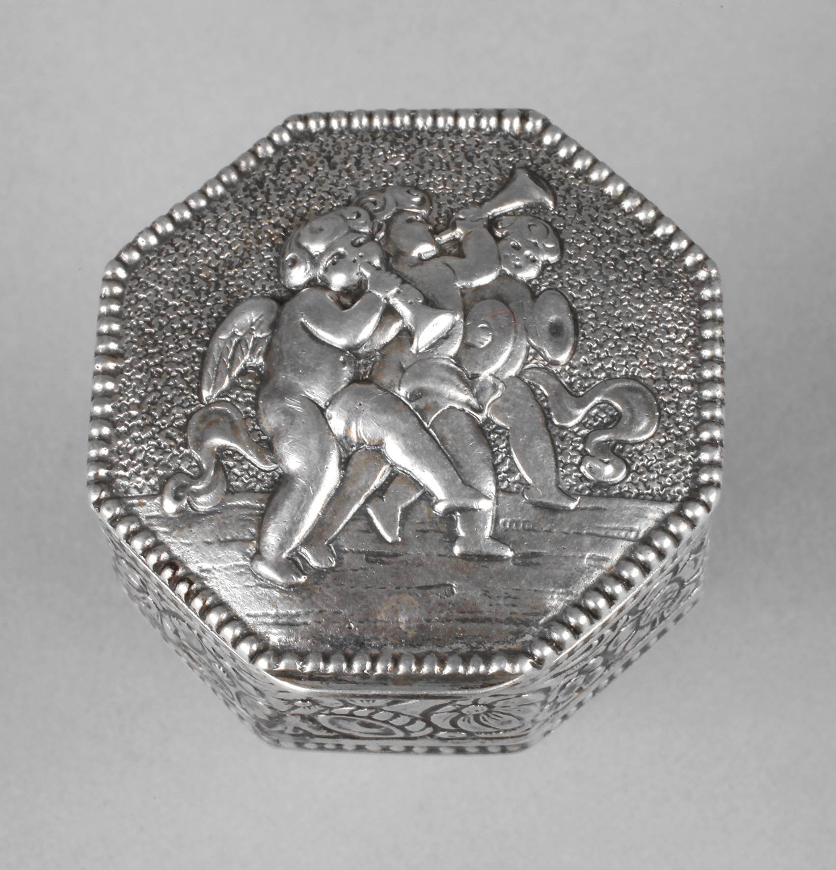 Silberdöschen mit Puttenmotiv