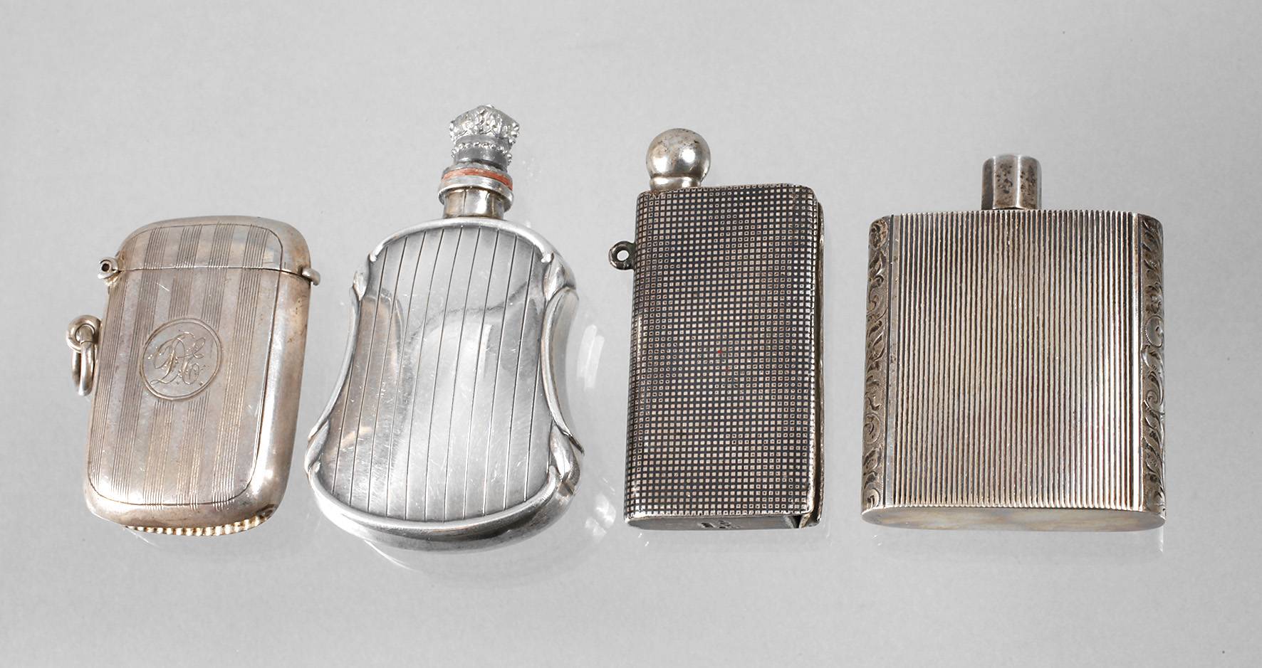 Silber zwei Zündholzboxen und zwei Parfumflakons