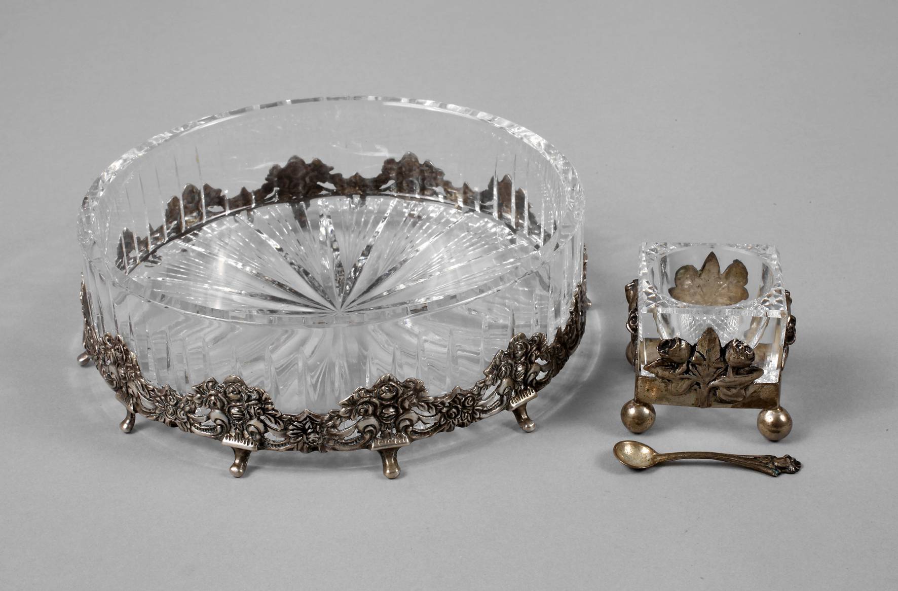 Schale und Salznapf mit Löffelchen