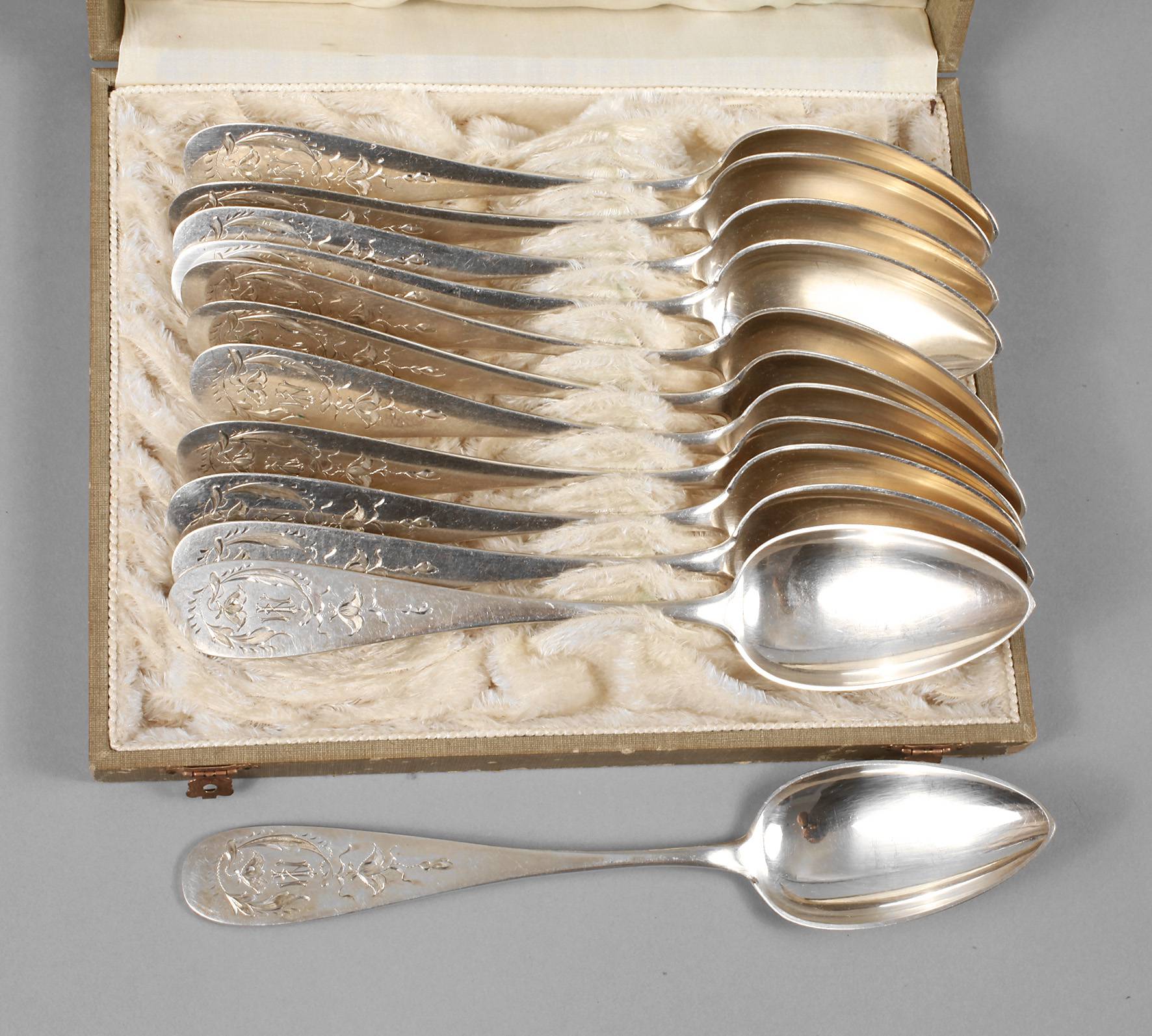 Silber zwölf Speiselöffel im Etui