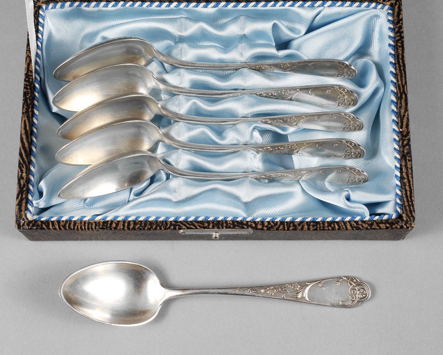 Sechs Kaffeelöffel im Etui