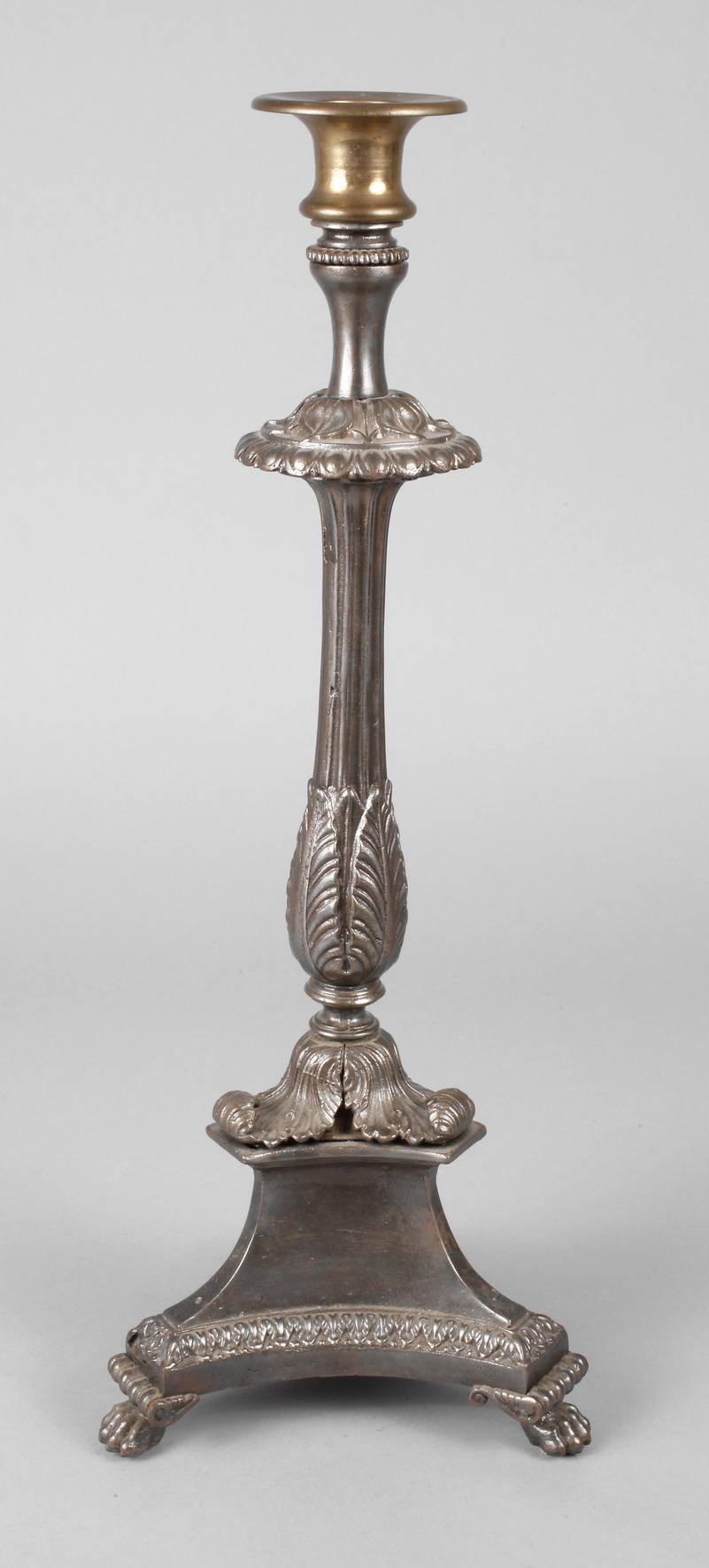 Klassizistischer Eisenleuchter