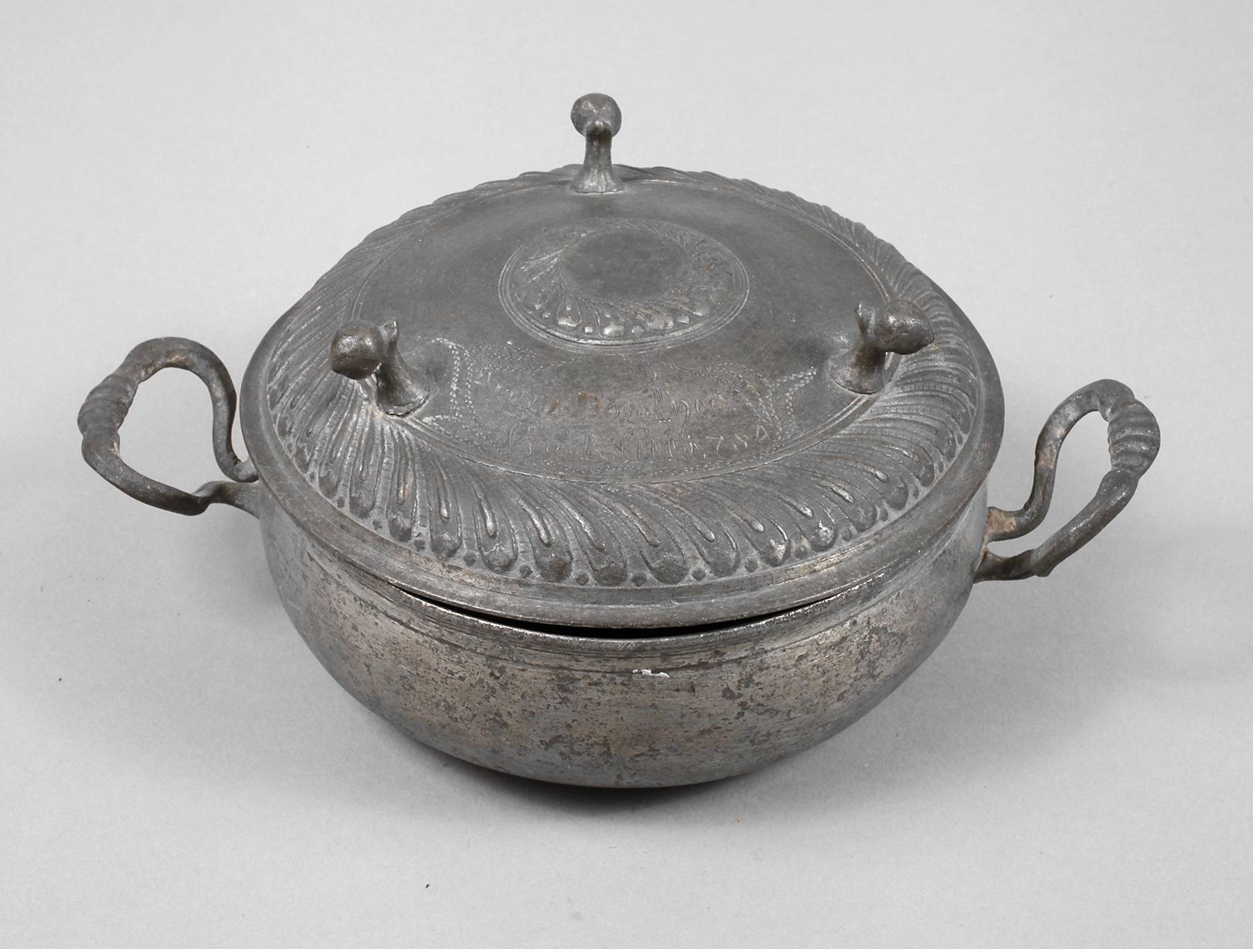 Wöchnerinnenschale mit gefußtem Deckel Zinn