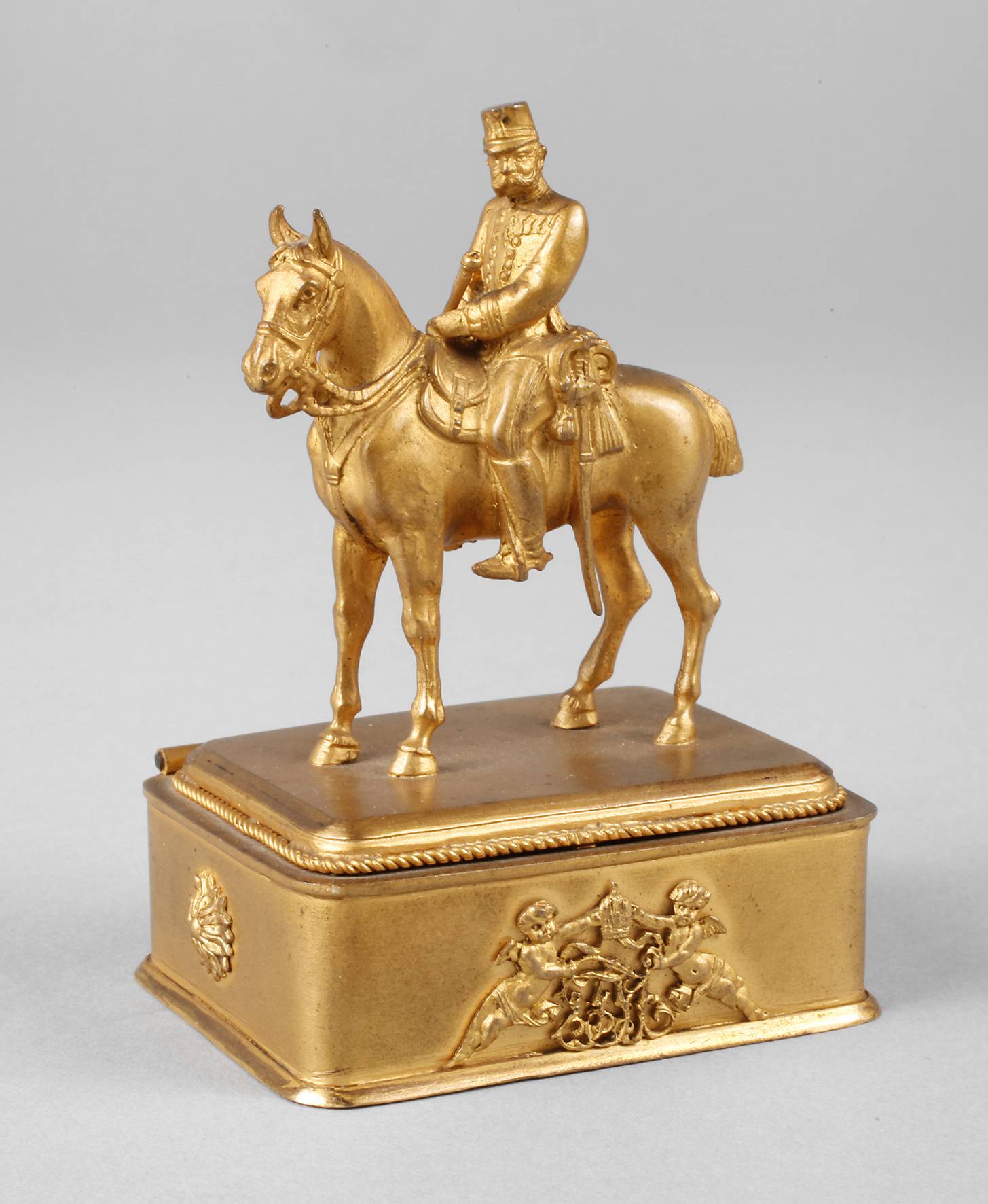 Kleine figürliche Schmuckdose