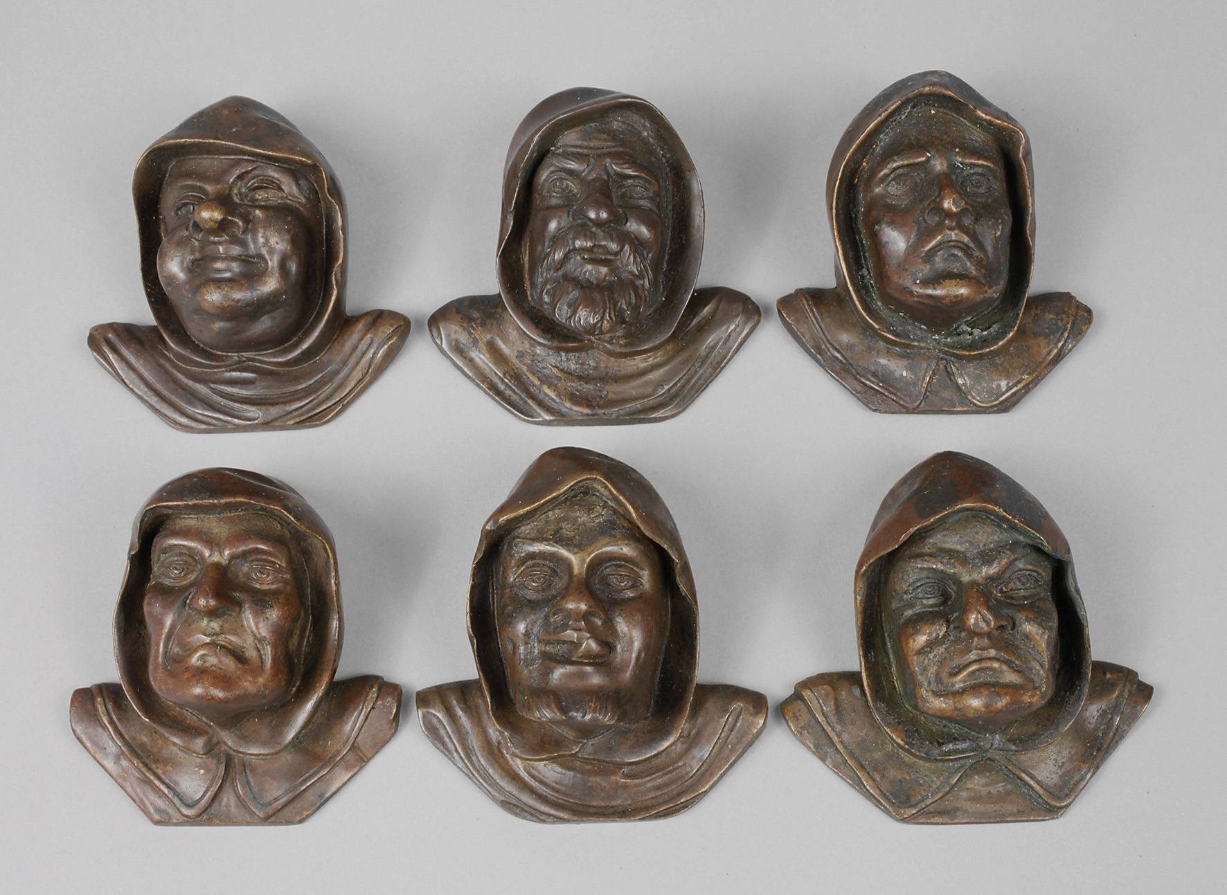 Sechs karikative Mönchsköpfe