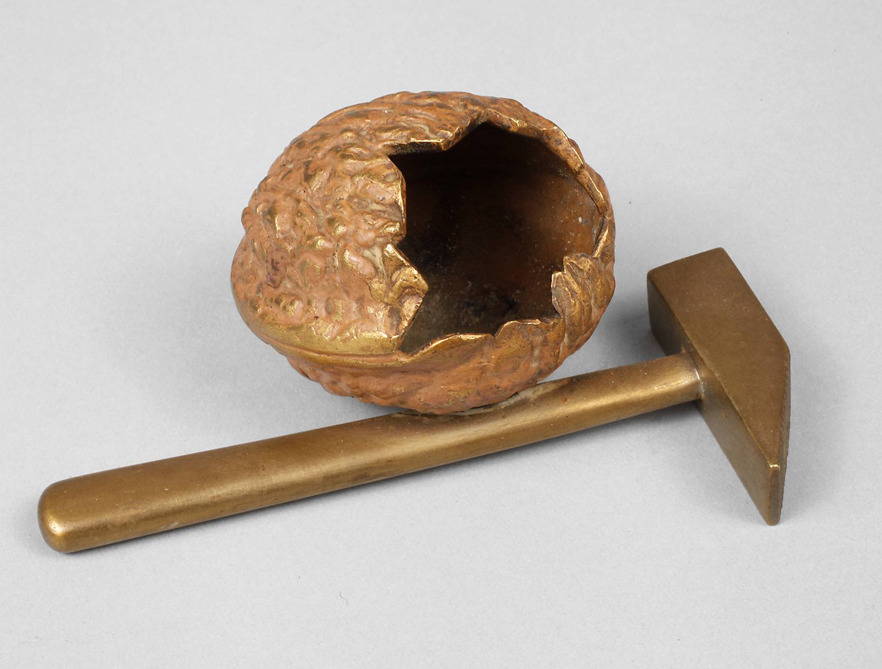 Wiener Bronze Nuss mit Hammer