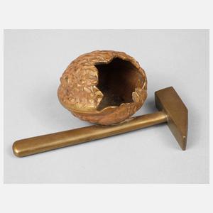 Wiener Bronze Nuss mit Hammer