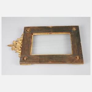 Aufwendiger Messingrahmen mit Bekrönung