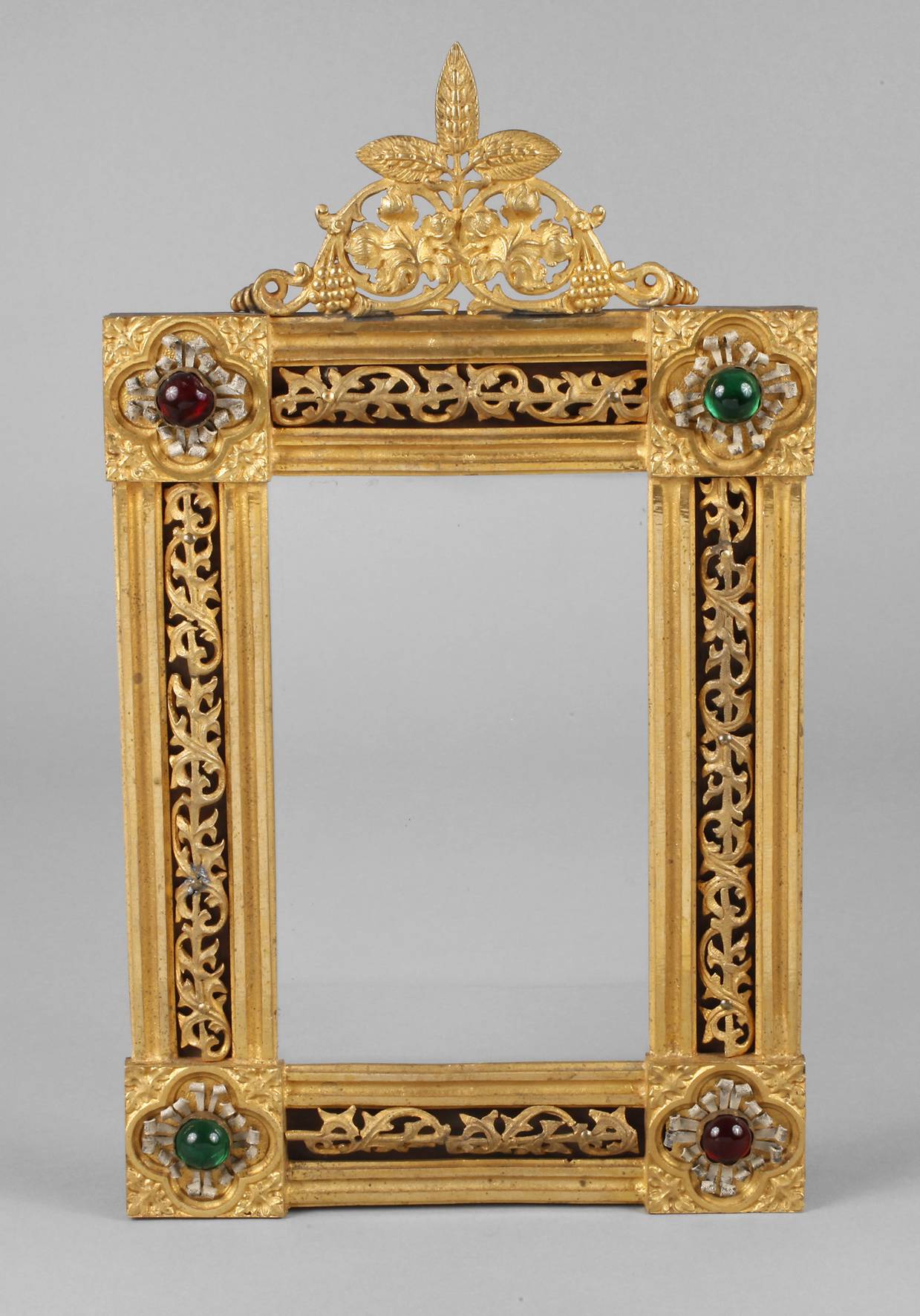 Aufwendiger Messingrahmen mit Bekrönung