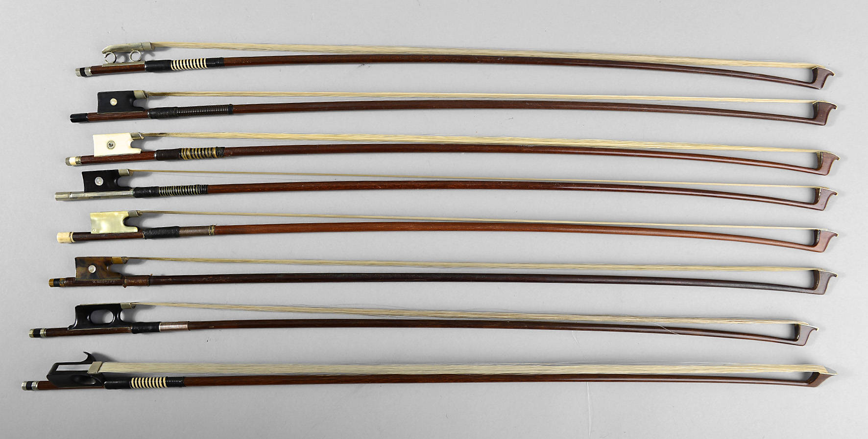 Sammlung von acht Streichbögen