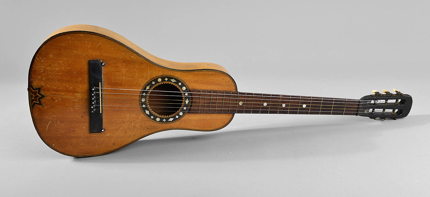 Gitarre in Birnenform