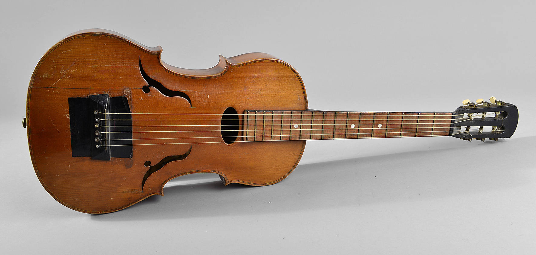 Gitarre in Violinenform