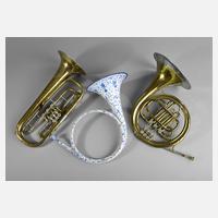 Drei Blechblasinstrumente111