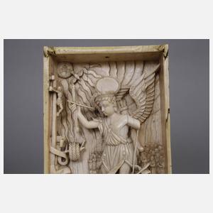 Feine Elfenbeinschnitzerei