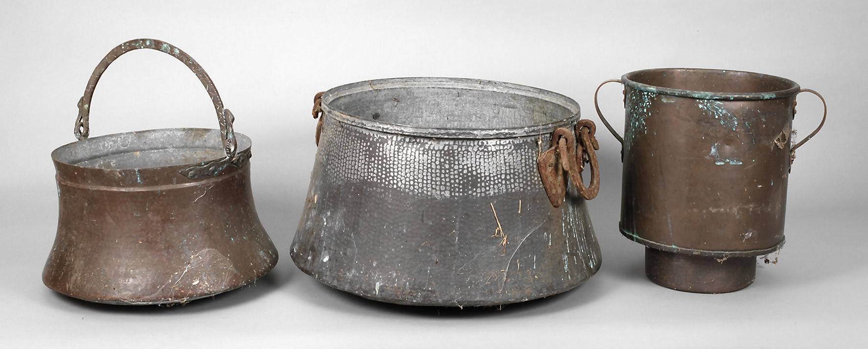 Drei Kupferkessel