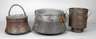 Drei Kupferkessel