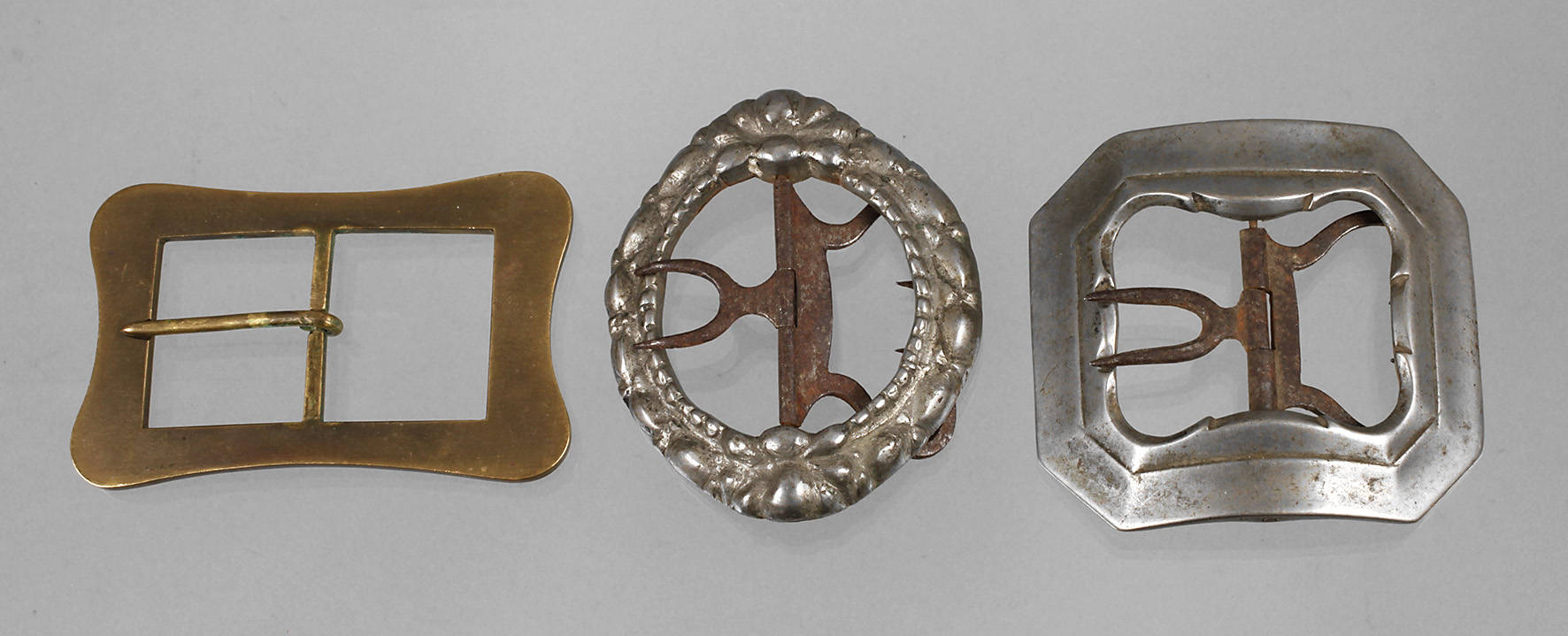 Drei Gürtelschließen