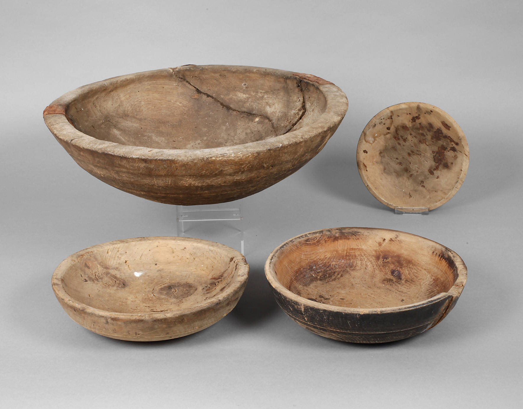 Vier geschnitzte Schüsseln