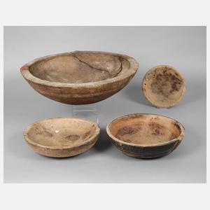 Vier geschnitzte Schüsseln