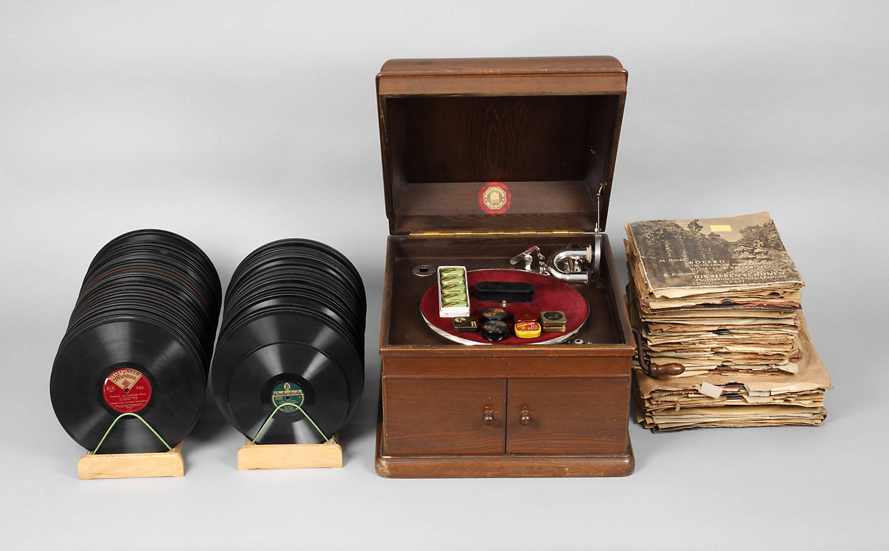 Tischgrammophon mit Platten