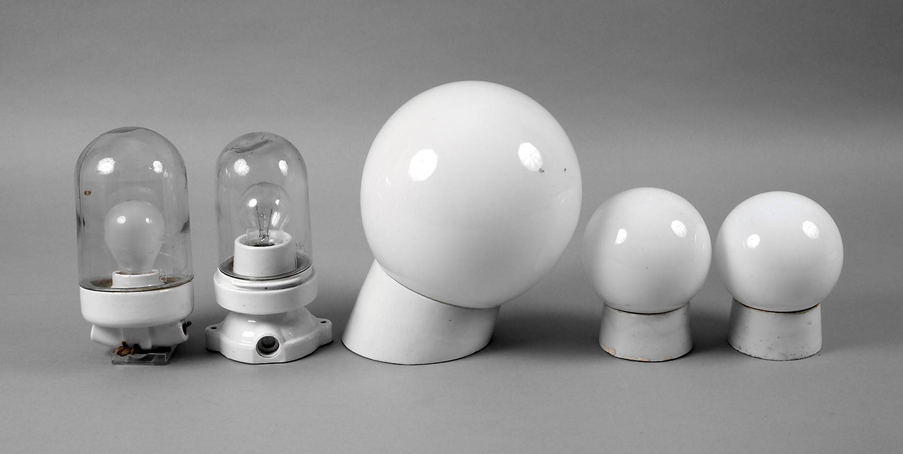 Fünf Deckenleuchten